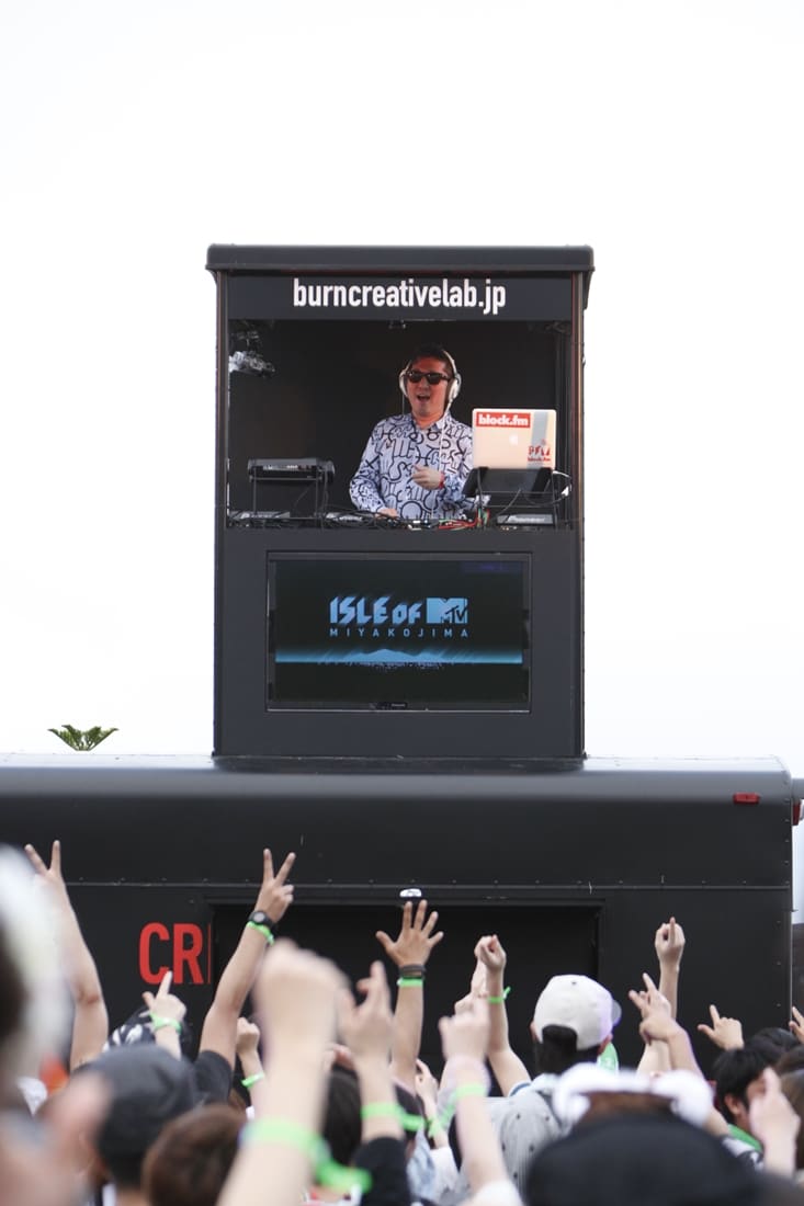 「burnエナジーモービル」でDJを披露する☆Taku Takahashi。（写真提供：MTV JAPAN）