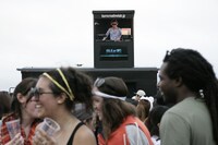 「burnエナジーモービル」でDJを披露する☆Taku Takahashi。（写真提供：MTV JAPAN）