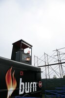 「burnエナジーモービル」でDJを披露する☆Taku Takahashi。（写真提供：MTV JAPAN）