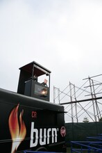 「burnエナジーモービル」でDJを披露する☆Taku Takahashi。（写真提供：MTV JAPAN）