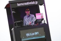 「burnエナジーモービル」でDJを披露する☆Taku Takahashi。（写真提供：MTV JAPAN）