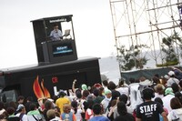 「burnエナジーモービル」でDJを披露する☆Taku Takahashi。（写真提供：MTV JAPAN）