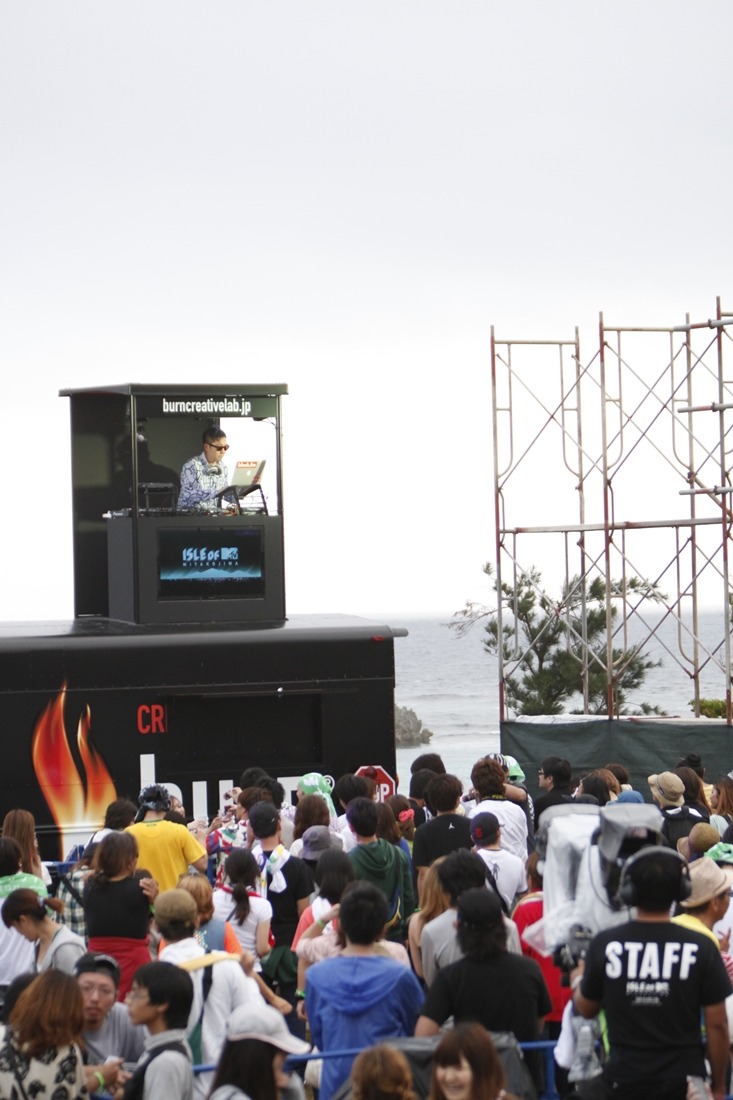 「burnエナジーモービル」でDJを披露する☆Taku Takahashi。（写真提供：MTV JAPAN）