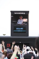 「burnエナジーモービル」でDJを披露する☆Taku Takahashi。（写真提供：MTV JAPAN）