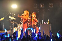 岡田万里奈、田中れいな（左から）。