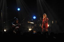 魚住有希のアコースティックギターで歌う岡田万里奈。