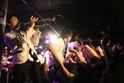 オーディエンスの至近距離で演奏する東京スカパラダイスオーケストラ。