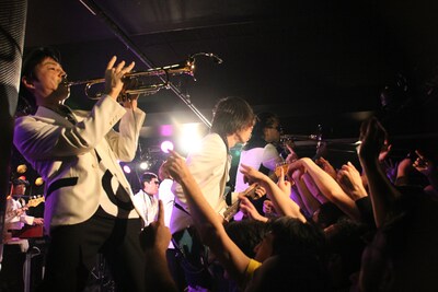 オーディエンスの至近距離で演奏する東京スカパラダイスオーケストラ。