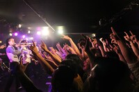 男性限定ライブ「Do the Dog」の模様。