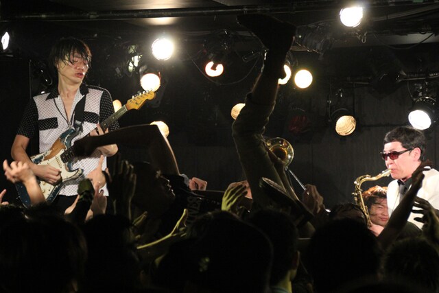 クラウドサーファーが出るほどの熱狂に包まれるフロア。