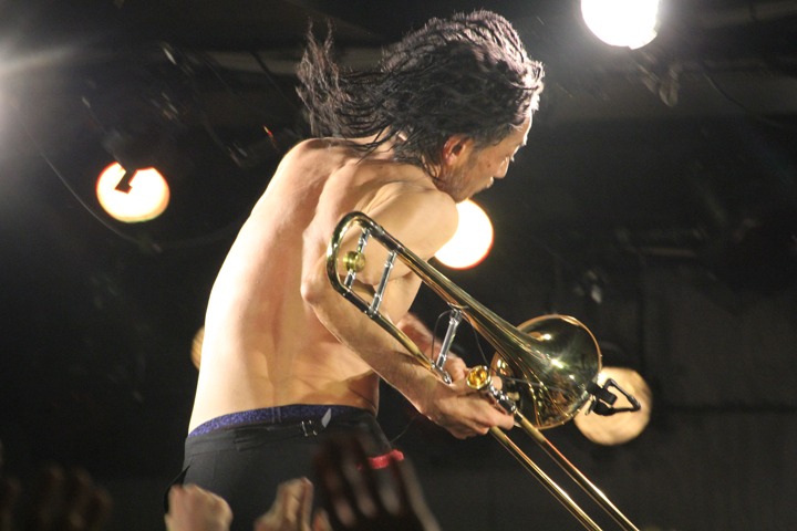 上半身裸になって激しい演奏を繰り広げる北原雅彦（Tb）。