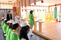 赤城神社本殿にて玉串を供える根岸愛。