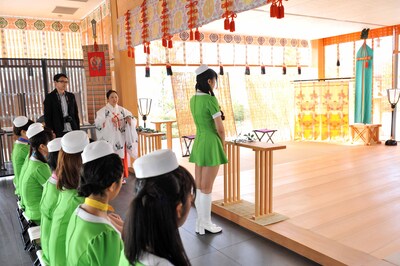 赤城神社本殿にて玉串を供える根岸愛。