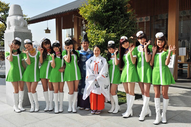 宮司と巫女と記念撮影するPASSPO☆。