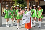 巫女から記念の花束を受け取る根岸愛。