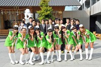 イベントに集まったパッセンジャーと記念撮影するPASSPO☆。