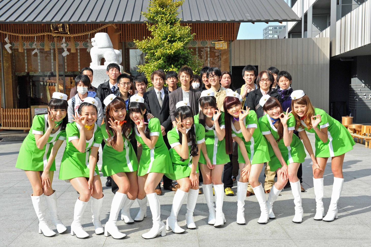 イベントに集まったパッセンジャーと記念撮影するPASSPO☆。