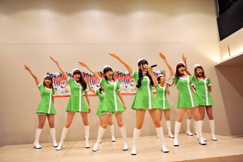 神社内のホールにてフライトを行うPASSPO☆。