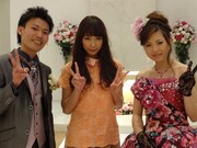 沢井美空（写真中央）と新郎新婦の記念写真。