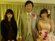 沢井美空（写真左）と新郎新婦の記念写真。