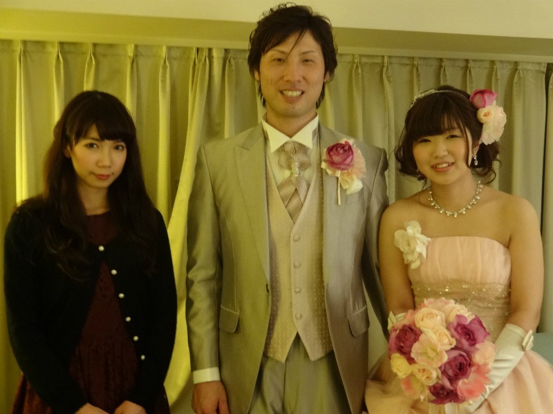 沢井美空（写真左）と新郎新婦の記念写真。