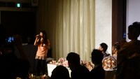 結婚披露宴で「指輪～あたし、今日、結婚します。～」を披露する沢井美空。