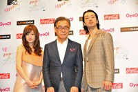 MTV Networks Japan株式会社の沼倉重夫代表取締役（写真中央）を囲む前田敦子（左）と金子ノブアキ（右）。