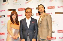 MTV Networks Japan株式会社の沼倉重夫代表取締役（写真中央）を囲む前田敦子（左）と金子ノブアキ（右）。