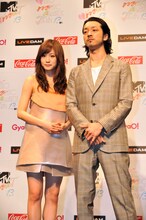 息の合った様子を見せた前田敦子（写真左）と金子ノブアキ（右）。