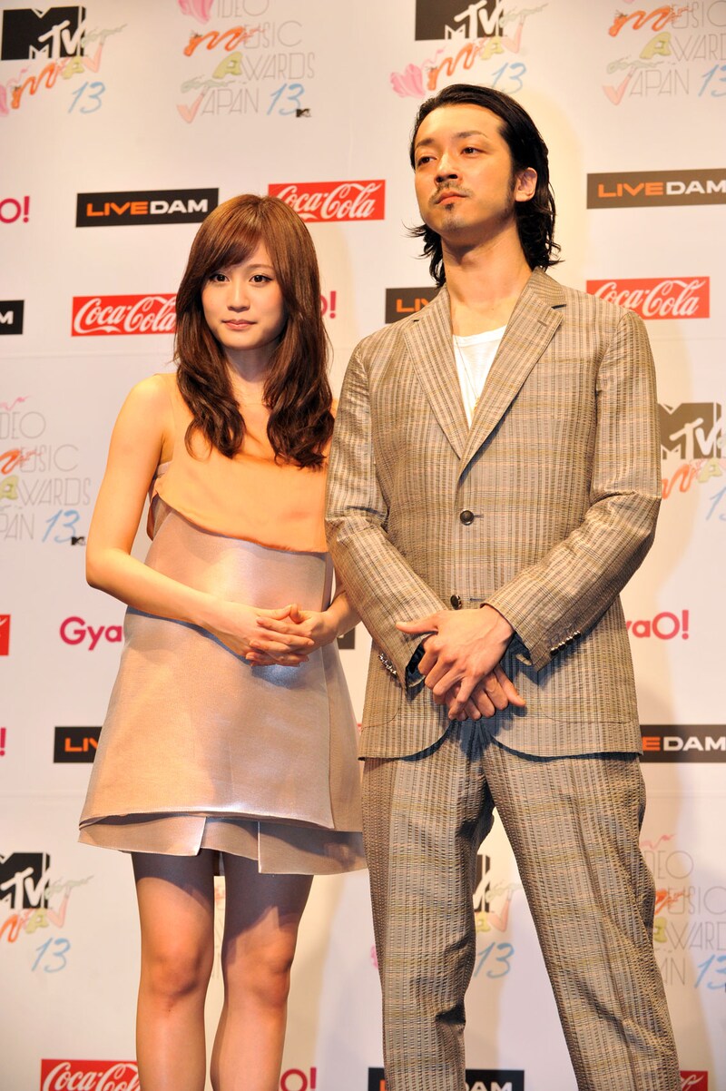 息の合った様子を見せた前田敦子（写真左）と金子ノブアキ（右）。