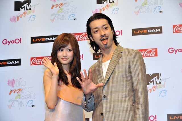 「MTV VMAJ 2013」MCに就任した前田敦子（写真左）、金子ノブアキ（右）。