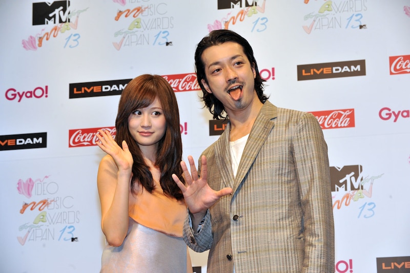 「MTV VMAJ 2013」MCに就任した前田敦子（写真左）、金子ノブアキ（右）。