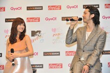 左から前田敦子、金子ノブアキ。