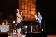 「花澤香菜 live 2013 "claire"」渋谷公会堂公演より。秋パートのMCでは北川勝利（写真右）が読書の秋にオススメの本として、2011年に発売された花澤香菜の写真集「KANA」を紹介。