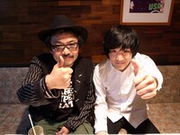 園子温監督（写真左）と石崎ひゅーい（右）