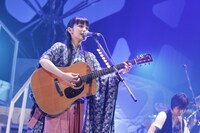 袴姿で日本武道館のステージに立つmiwa。