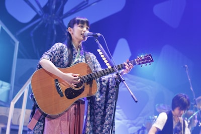 袴姿で日本武道館のステージに立つmiwa。