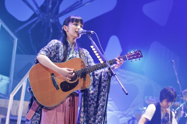 袴姿で日本武道館のステージに立つmiwa。