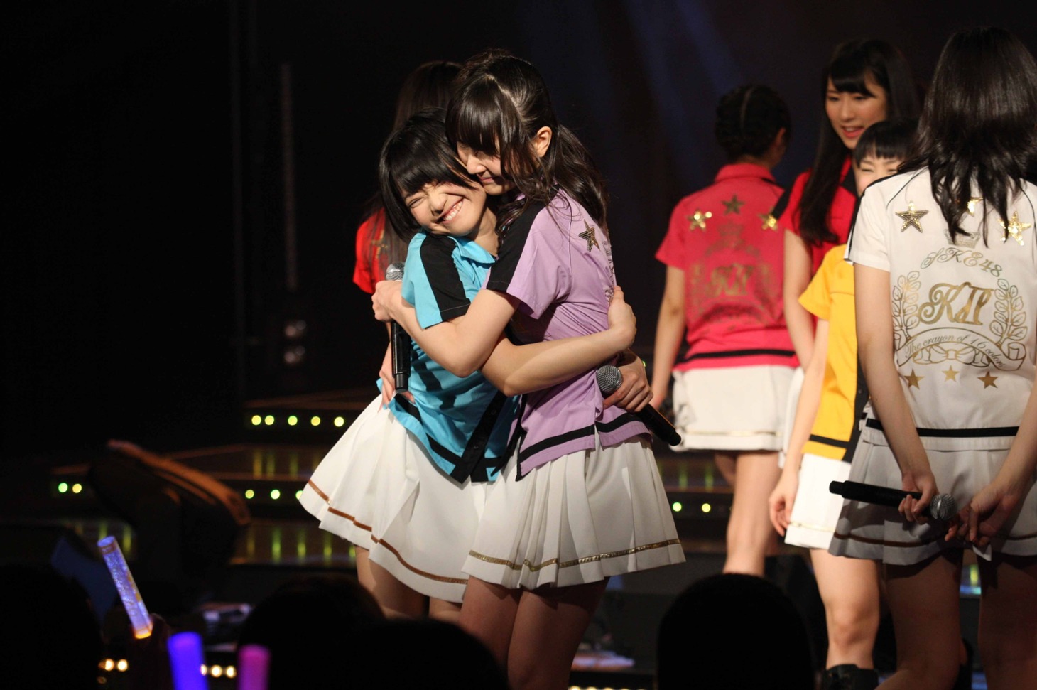 矢方美紀と抱き合う秦佐和子。（C）AKS