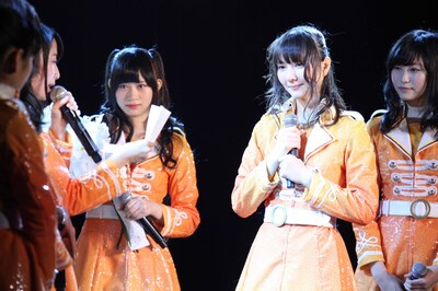 須田亜香里からの手紙を読む高柳明音とそれを聞く秦佐和子。（C)AKS