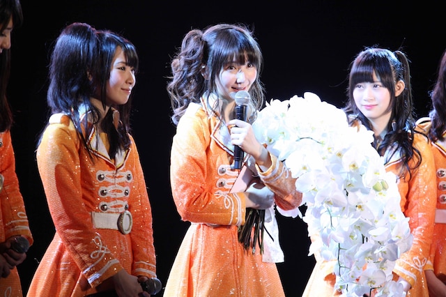 ファンへ向けて最後のメッセージを伝える秦佐和子。（C)AKS