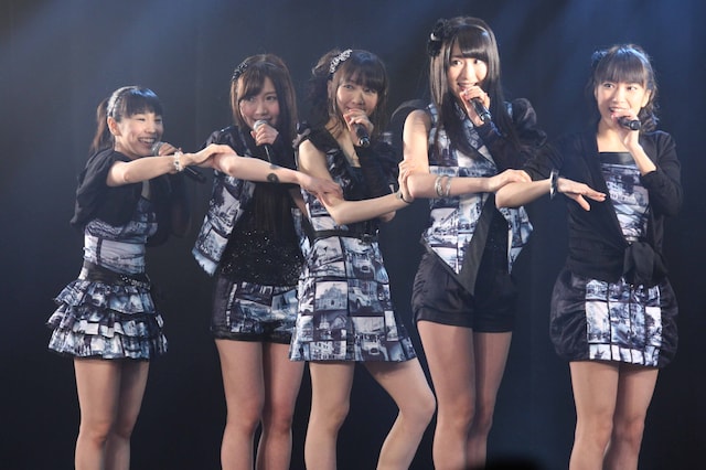 ユニット曲「Nice to meet you!」を披露する佐藤実絵子、加藤智子、秦佐和子、阿比留李帆、佐藤聖羅（左から）。（C)AKS