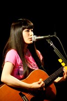 3月30日に東京・下北沢LOFTで行われた「miwa special live at 下北沢ロフト」の様子。