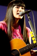 3月30日に東京・下北沢LOFTで行われた「miwa special live at 下北沢ロフト」の様子。