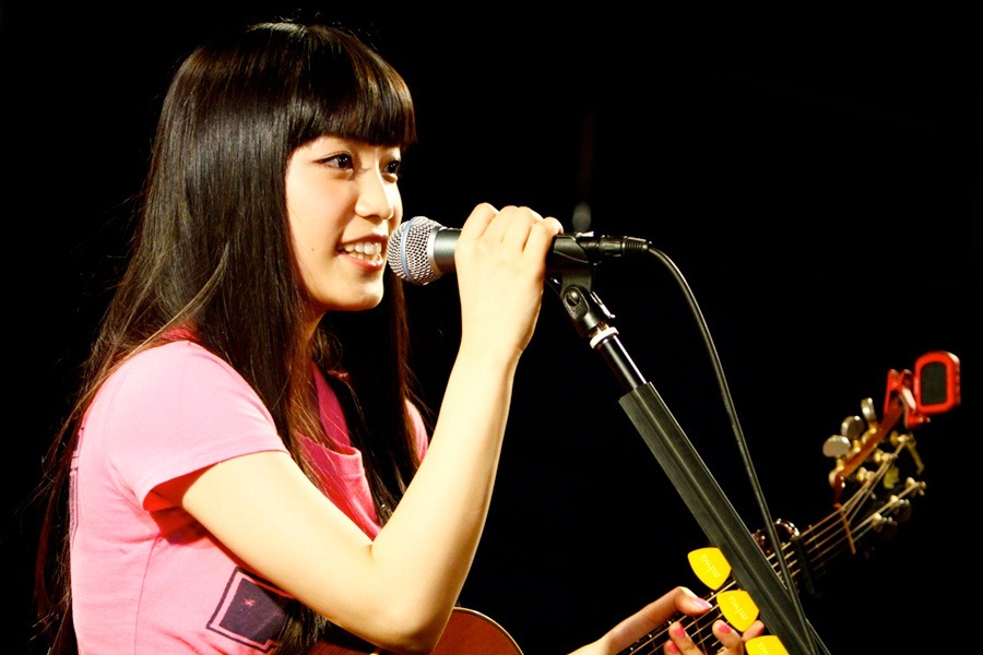 3月30日に東京・下北沢LOFTで行われた「miwa special live at 下北沢ロフト」の様子。
