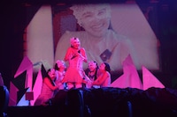 今週の人気の画像5位は「ももクロ、さらなる進化を見せた5次元アリーナツアー完走」より、「ゲッダーン！」の百田夏菜子のソロパート後のワンシーン。