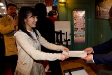 選抜総選挙候補者届出書を提出する渡辺麻友。 (C)AKS