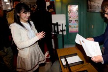 選抜総選挙候補者届出書を提出する渡辺麻友。 (C)AKS