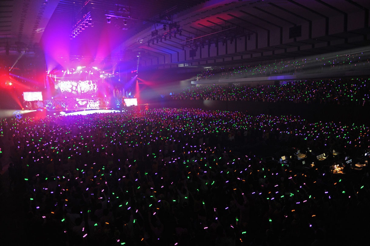 ももいろクローバーZ JAPAN TOUR 2013「5TH DIMENSION」2013年3月30日北海きたえーる公演の様子。