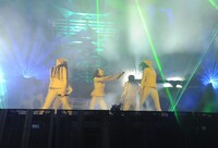 ももいろクローバーZ JAPAN TOUR 2013「5TH DIMENSION」2013年3月30日北海きたえーる公演の様子。